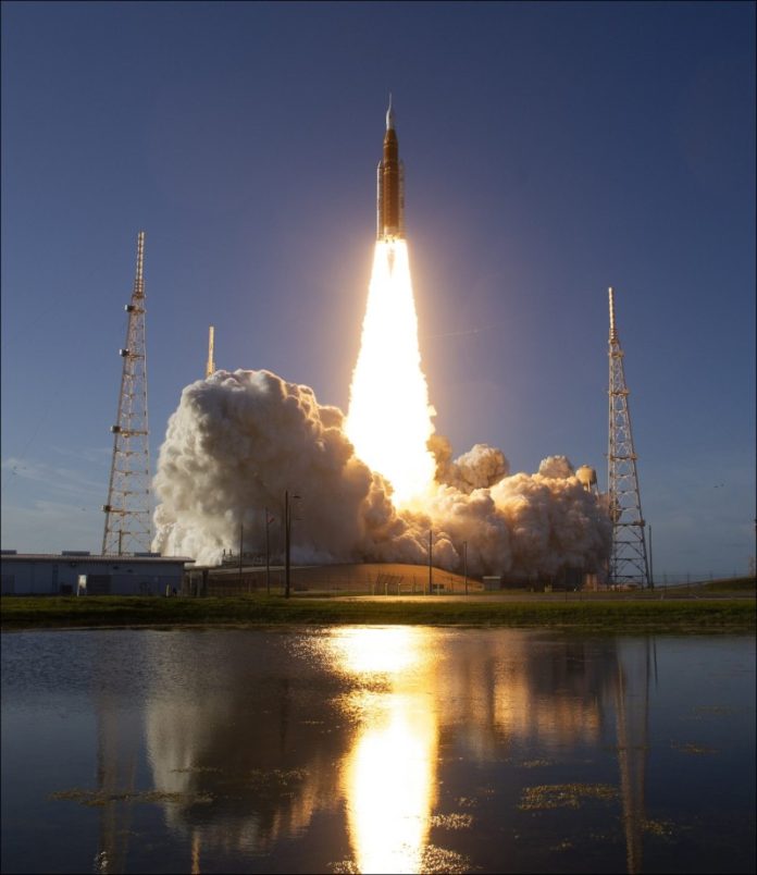 नासा ने अमेरिका के फ्लोरिडा से चंद्रमा के लिए मानवयुक्त मिशन – आर्टेमिस II भेजा