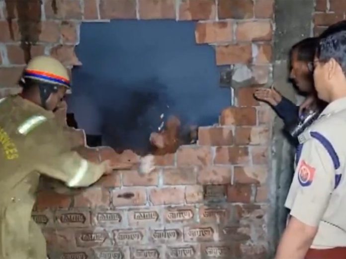 उप्र : हरदोई में एक ऑटो गैरेज में लगी आग उप्र : हरदोई में एक ऑटो गैरेज में लगी आग