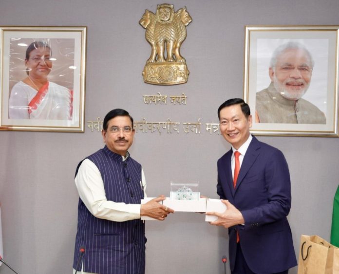 केंद्रीय मंत्री प्रल्हाद जोशी ने कंबोडिया के ऊर्जा मंत्री केओ रोट्टनक से नई दिल्ली में की मुलाकात