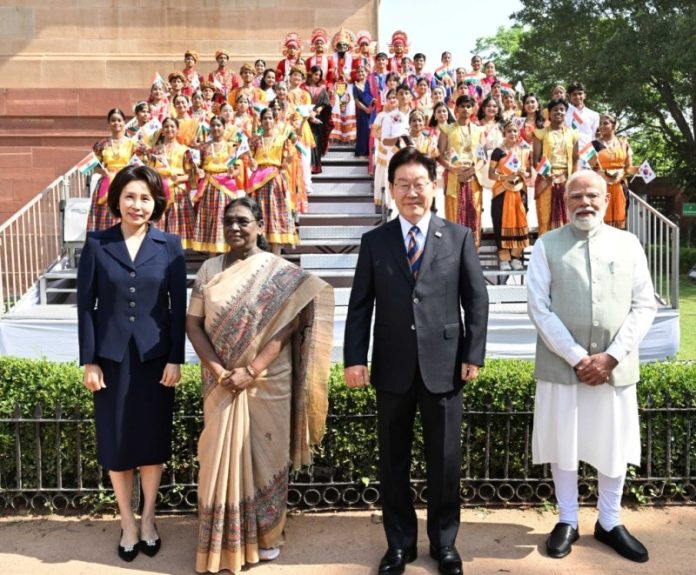 दक्षिण कोरिया के राष्ट्रपति ली जे म्योंग का राष्ट्रपति भवन में औपचारिक स्वागत किया गया