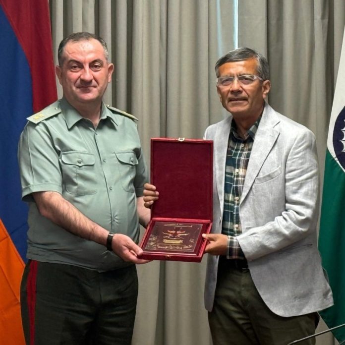 रक्षा सचिव राजेश कुमार सिंह ने नई दिल्ली में आर्मेनिया के सैन्य प्रमुख के साथ की द्विपक्षीय बैठक