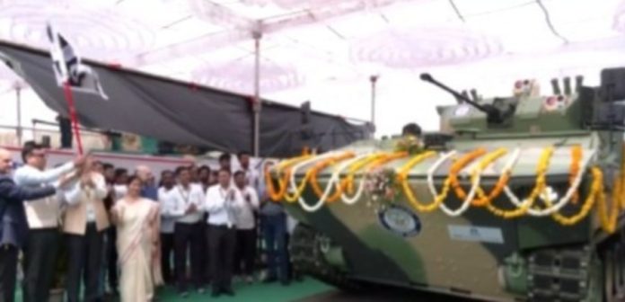 डीआरडीओ प्रमुख डॉ. समीर वी. कामत ने अहिल्यानगर में एडवांस आर्मोर्ड प्लेटफॉर्म का अनावरण किया