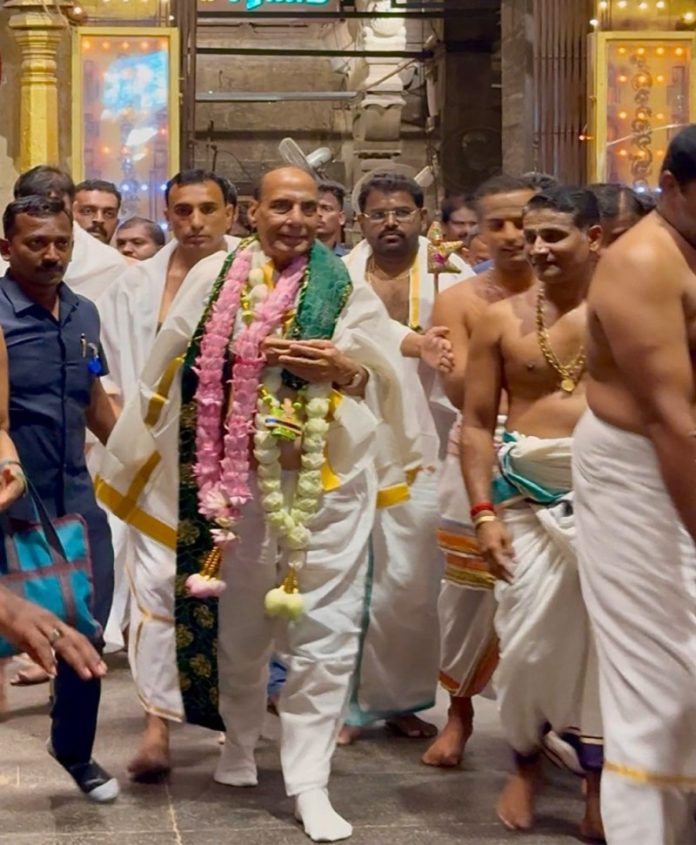 तमिलनाडु : राजनाथ सिंह ने तिरुचेंदूर के श्री सुब्रमण्य स्वामी मंदिर में पूजा-अर्चना की