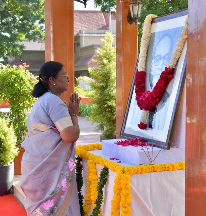 राष्ट्रपति द्रौपदी मुर्मू ने बाबासाहेब अम्बेडकर को उनकी 135वीं जयंती पर श्रद्धांजलि अर्पित की