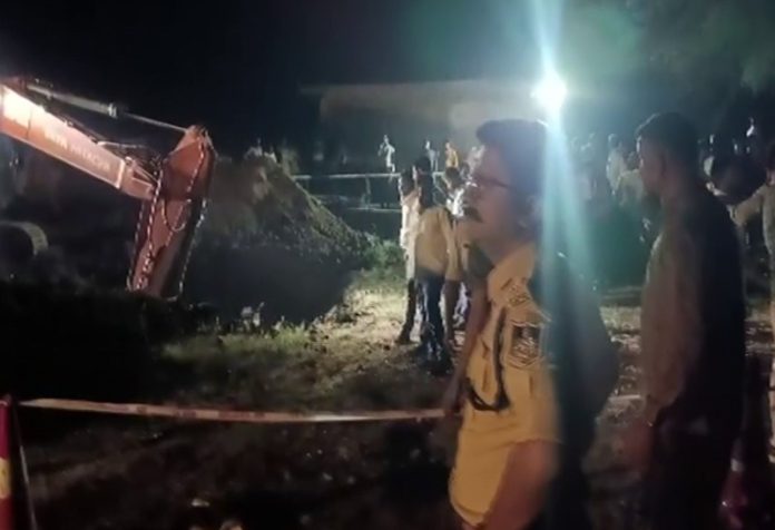 मप्र : उज्जैन में 3 वर्षीय बच्चा गहरे बोरवेल में गिरा, बचाव अभियान जारी