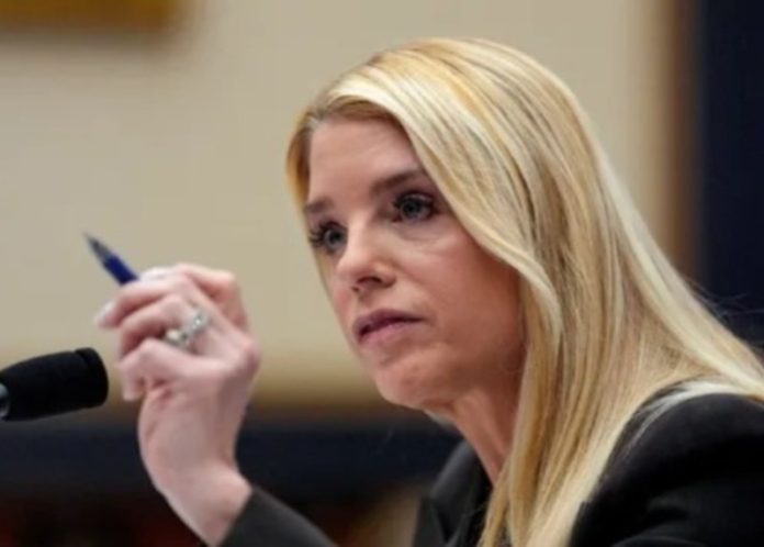 अमेरिकी राष्ट्रपति डोनाल्ड ट्रंप ने पाम बोंडी को अमेरिकी अटार्नी जनरल के पद से हटाया, एपस्टीन विवाद को लेकर लिया फैसला अमेरिकी राष्ट्रपति डोनाल्ड ट्रंप ने पाम बोंडी को अमेरिकी अटार्नी जनरल के पद से हटाया, एपस्टीन विवाद को लेकर लिया फैसला