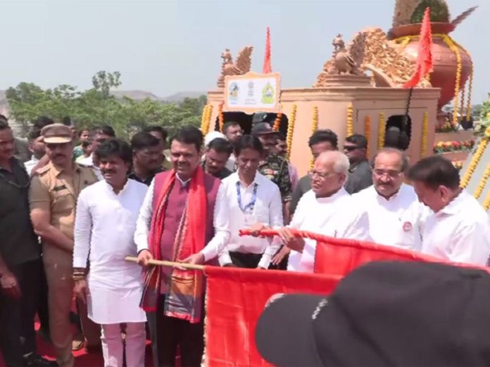 महाराष्ट्र : सीएम फडणवीस ने राज्य में जल संरक्षण को बढ़ावा देने के लिए 'गोदावरी से नर्मदा जल यात्रा 2026' को हरी झंडी दिखाकर रवाना किया