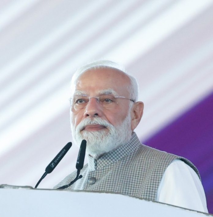 पीएम और भाजपा के वरिष्ठ नेता नरेन्द्र मोदी ने सिलीगुड़ी में चुनाव रैली को संबोधित किया पीएम और भाजपा के वरिष्ठ नेता नरेन्द्र मोदी ने सिलीगुड़ी में चुनाव रैली को संबोधित किया