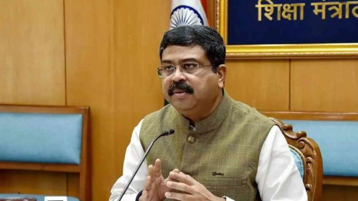 शिक्षा मंत्री धर्मेंद्र प्रधान ने एनसीईआरटी पाठ्यपुस्तकों की उपलब्धता व वितरण की समीक्षा की