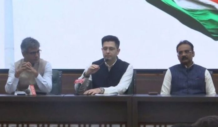 आम आदमी पार्टी के तीन सांसदों राघव चड्ढा, संदीप पाठक और अशोक मित्तल ने पार्टी छोड़ने की घोषणा की