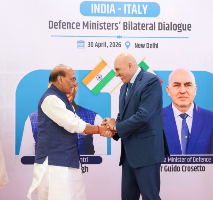 रक्षा मंत्री राजनाथ सिंह ने इटली के रक्षा मंत्री गुइडो क्रोसेटो के साथ वैश्विक मुद्दों पर चर्चा की