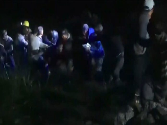 कुल्लू : सोझा के पास खाई में वाहन गिरने से 4 लोगों की मौत की खबर, 18 लोगों को रेस्क्यू किया गया कुल्लू : सोझा के पास खाई में वाहन गिरने से 4 लोगों की मौत की खबर, 18 लोगों को रेस्क्यू किया गया