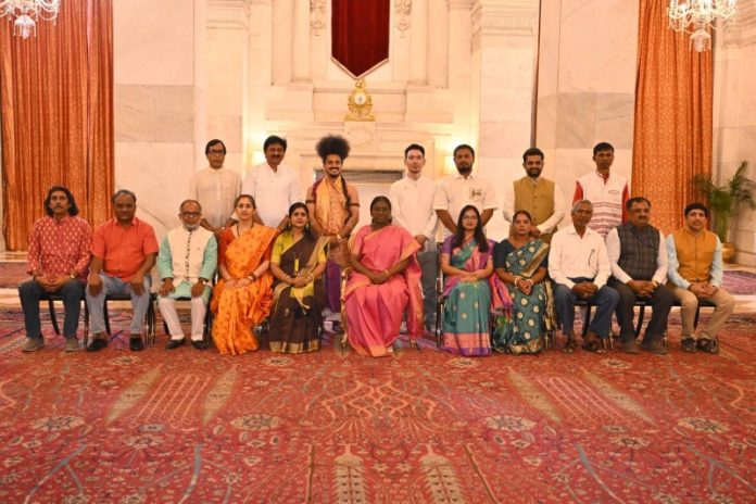 राष्ट्रपति मुर्मू ने कलाकारों के एक समूह से मुलाकात कर उनकी कलाकृतियों का अवलोकन किया