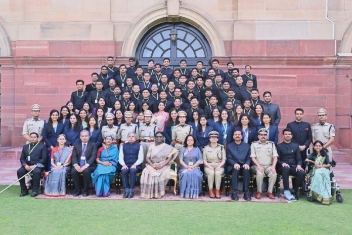 भारतीय रेलवे के परिवीक्षाधीन अधिकारियों और केंद्रीय इंजीनियरिंग सेवा के सहायक कार्यकारी इंजीनियरों ने राष्ट्रपति मुर्मू से मुलाकात की