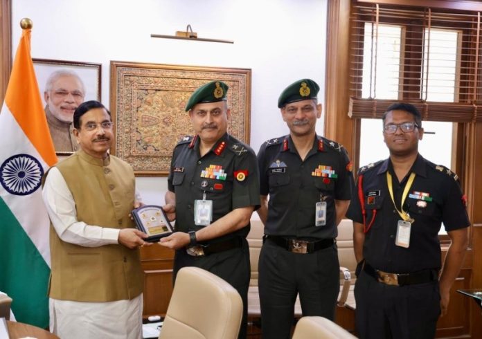 केंद्रीय मंत्री प्रल्हाद जोशी ने भारतीय सेना के अधिकारियों से की मुलाकात केंद्रीय मंत्री प्रल्हाद जोशी ने भारतीय सेना के अधिकारियों से की मुलाकात