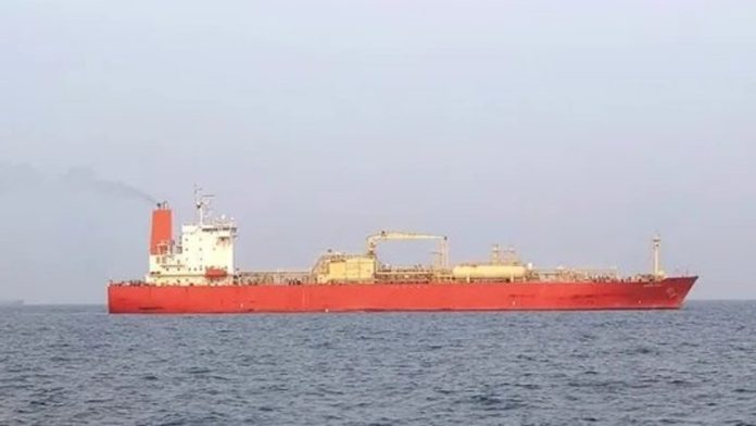भारतीय ध्वज वाला पोत 15 हजार 400 टन एलपीजी लेकर मुंबई के जवाहरलाल नेहरू पोर्ट अथॉरिटी पहुँचा