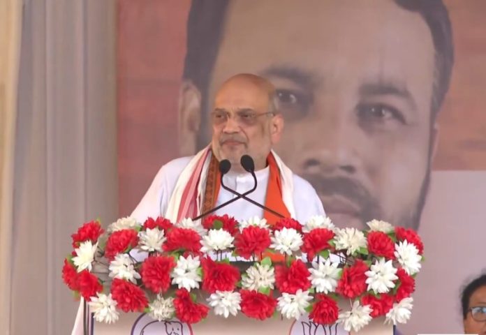 भाजपा के वरिष्ठ नेता और केंद्रीय गृह मंत्री अमित शाह ने असम में एक चुनावी रैली को किया संबोधित