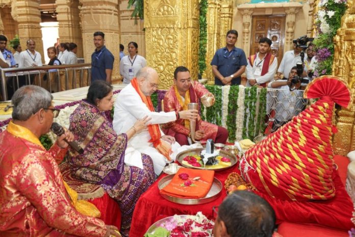केंद्रीय गृह मंत्री अमित शाह और उनकी पत्नी सोनल शाह ने गुजरात के सोमनाथ मंदिर में पूजा-अर्चना की