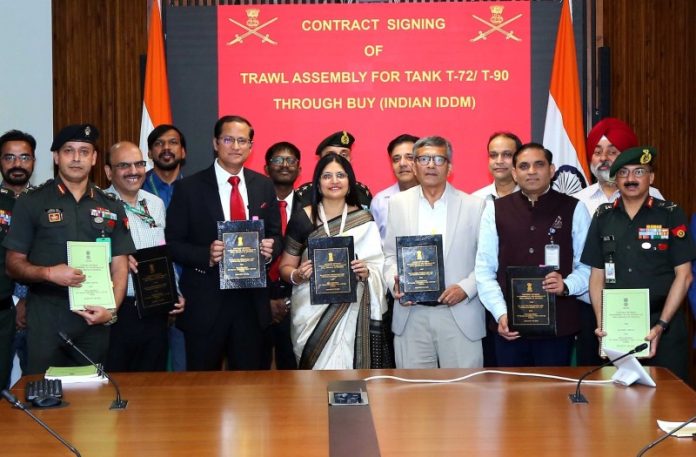 रक्षा मंत्रालय ने टी-72 और टी-90 टैंकों के लिए 975 करोड़ रुपये में ट्रॉल असेंबली खरीद के लिए अनुबंध पर किए हस्ताक्षर
