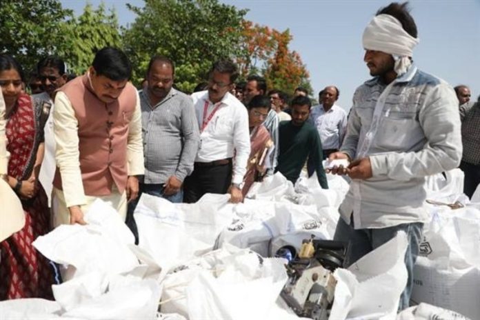 सीएम डॉ. मोहन यादव ने गेहूँ उपार्जन केन्द्रों का आकस्मिक निरीक्षण किया सीएम डॉ. मोहन यादव ने गेहूँ उपार्जन केन्द्रों का आकस्मिक निरीक्षण किया
