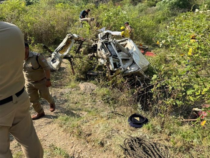उत्तराखंड : टिहरी गढ़वाल में वाहन खाई में गिरने से 8 लोगों की मौत की खबर