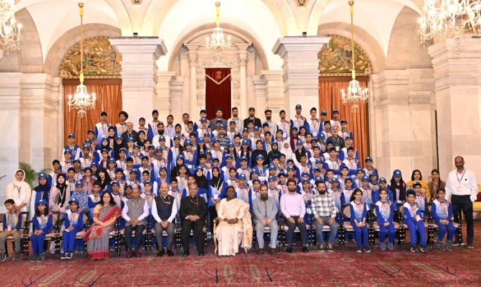 Jammu & Kashmir youth delegation for 'Watan Ko Jano' Programme calls on President Murmu Jammu & Kashmir youth delegation for 'Watan Ko Jano' Programme calls on President Murmu