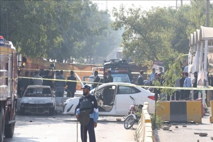 Pakistan : 5 killed, 13 injured in suicide car bomb attack