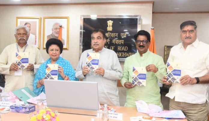नई दिल्ली : केंद्रीय मंत्री नितिन गडकरी ने मंत्रालय की हिंदी सलाहकार समिति की बैठक की अध्यक्षता की