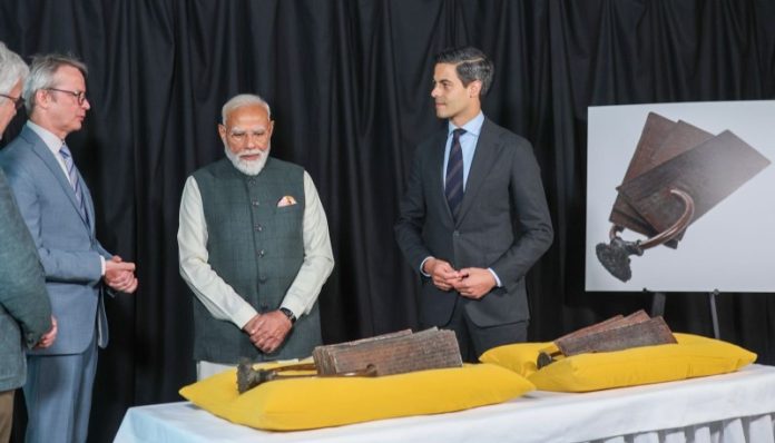 पीएम मोदी को नीदरलैंड्स के लीडेन विश्वविद्यालय ने 11वीं शताब्दी के ऐतिहासिक चोल ताम्रपत्र भेंट किए
