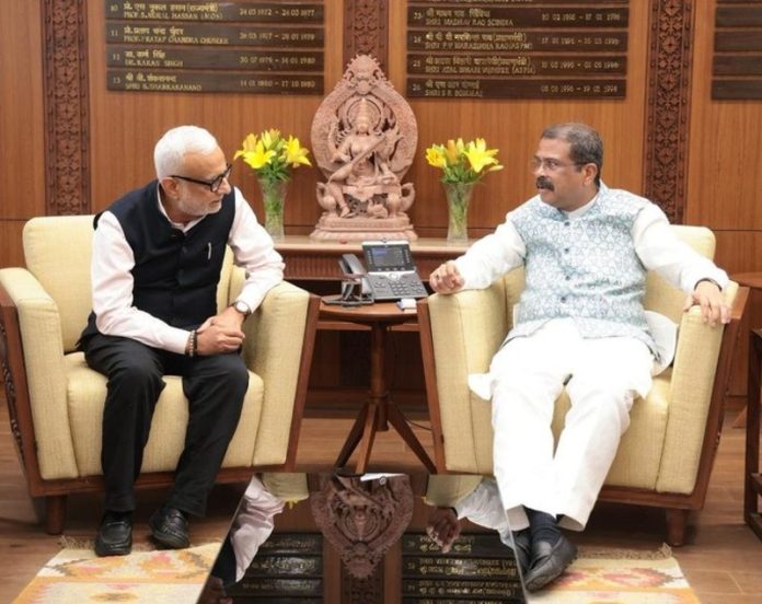 शिक्षा मंत्री धर्मेंद्र प्रधान ने गुजरात के सीएम के प्रमुख सलाहकार डॉ. हसमुख अधिया से मुलाकात की