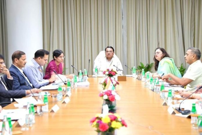केंद्रीय जनजातीय कार्य मंत्री जुअल ओराम ने ईएमआरएस से जुड़ी उच्च स्तरीय बैठक की अध्यक्षता की