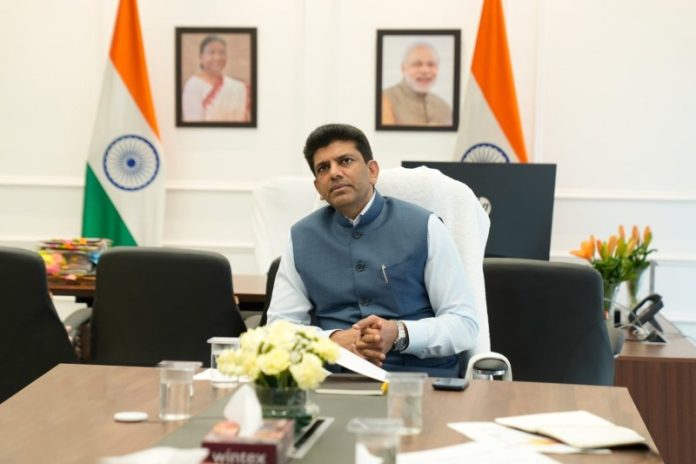 संचार राज्यमंत्री पेम्मासानी ने इंडिया पोस्ट के जरिए दूरस्थ उत्पादकों को वैश्विक बाजारों से जोड़ने पर की चर्चा