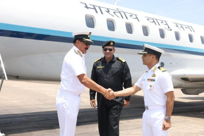नौसेना प्रमुख एडमिरल दिनेश कुमार त्रिपाठी ने विशाखापत्तनम स्थित पूर्वी नौसेना कमान का किया दौरा
