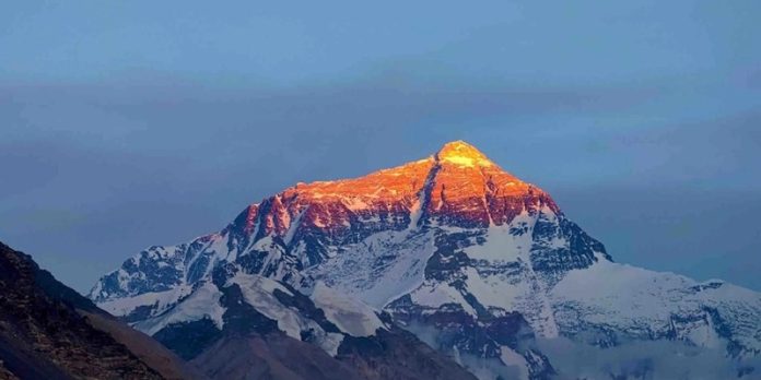 3 भारतीयों सहित 274 पर्वतारोहियों ने माउंट एवरेस्ट पर एक दिन में सबसे अधिक चढ़ाई का विश्‍व रिकॉर्ड बनाया