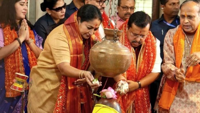 भाजपा प्रमुख नितिन नवीन और सीएम रेखा गुप्ता ने दिल्ली के काली बाड़ी मंदिर में की पूजा-अर्चना