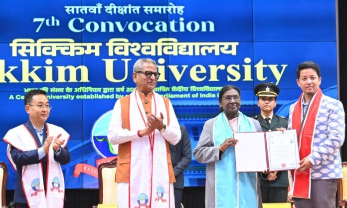 राष्ट्रपति मुर्मू सिक्किम विश्वविद्यालय के दीक्षांत समारोह में हुईं शामिल