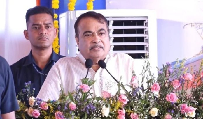 केंद्रीय मंत्री नितिन गडकरी ने नागपुर-मडगांव एक्सप्रेस को हरी झंडी दिखाई