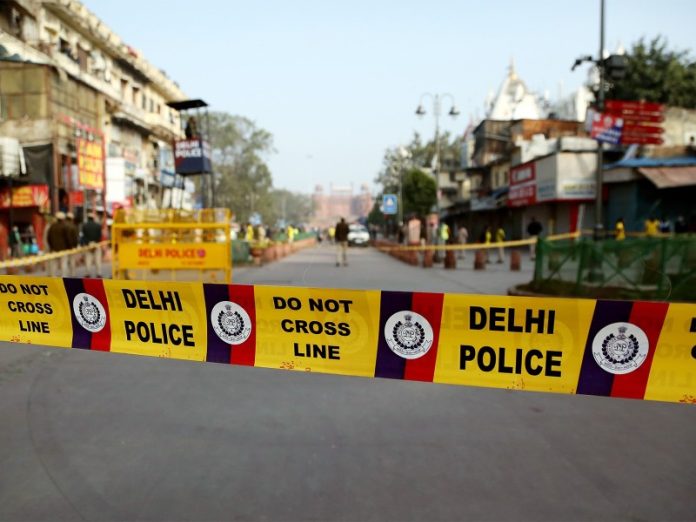 दिल्ली पुलिस के एक हेड कांस्टेबल को 50,000 रुपये की रिश्वत लेने के आरोप में किया गया गिरफ्तार दिल्ली पुलिस के एक हेड कांस्टेबल को 50,000 रुपये की रिश्वत लेने के आरोप में किया गया गिरफ्तार