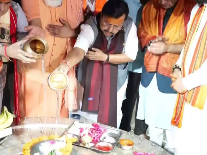 भाजपा के राष्ट्रीय अध्यक्ष नितिन नबीन ने देहरादून के टपकेश्वर महादेव मंदिर में जलाभिषेक किया