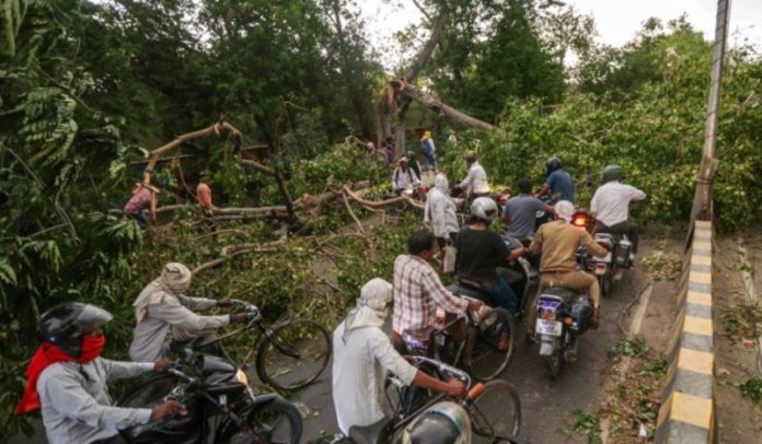 उप्र : पिछले 36 घंटों में बारिश, आंधी और बिजली गिरने की घटनाओं में 111 लोगों की मौत की खबर