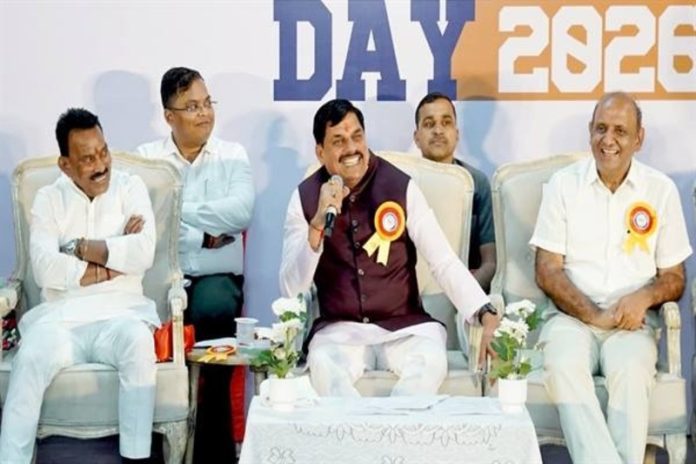 सीएम डॉ. मोहन यादव ने महू में विद्यार्थियों को प्लेसमेंट प्रमाण-पत्र किए वितरित