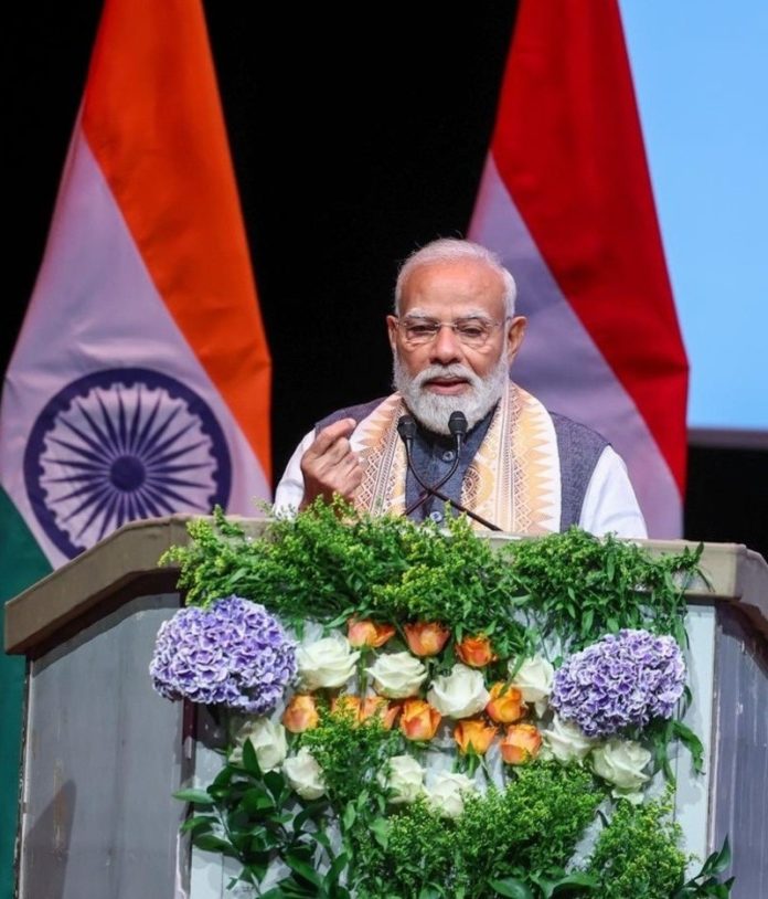 पीएम मोदी ने नीदरलैंड में भारतीय प्रवासी समुदाय को किया संबोधित