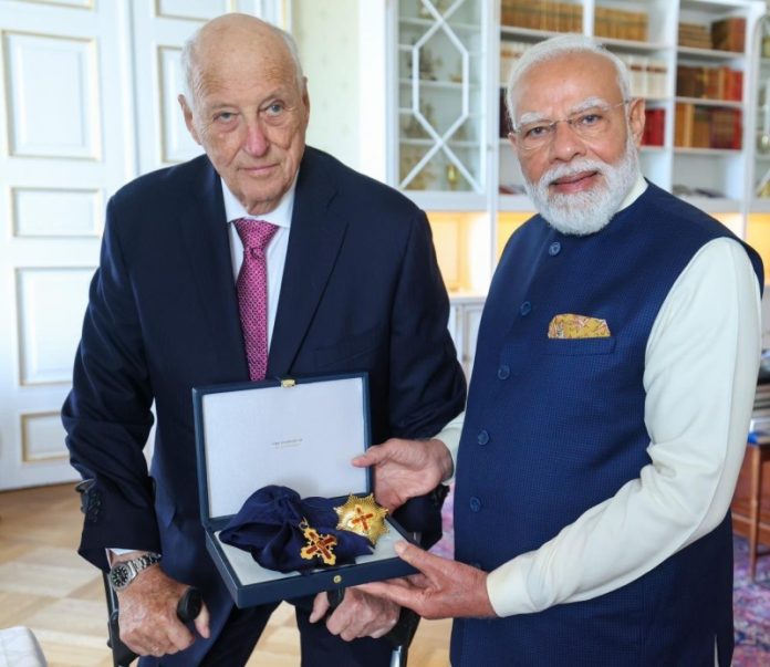 पीएम मोदी को नार्वे के राजा हेराल्ड पंचम ने सर्वोच्च नागरिक सम्मान ग्रेंड क्रास ऑफ दी रॉयल नार्वेजियन आर्डर ऑफ मैरिट से किया सम्मानित पीएम मोदी को नार्वे के राजा हेराल्ड पंचम ने सर्वोच्च नागरिक सम्मान ग्रेंड क्रास ऑफ दी रॉयल नार्वेजियन आर्डर ऑफ मैरिट से किया सम्मानित