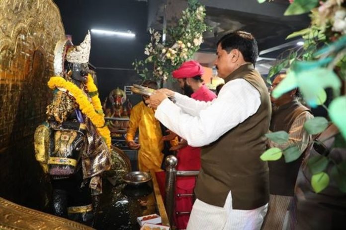मप्र : सीएम डॉ. मोहन यादव ने कमला पार्क स्थित शनि मंदिर में पूजा-अर्चना की