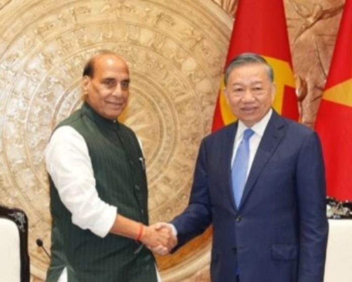 रक्षा मंत्री राजनाथ सिंह ने वियतनाम के राष्ट्रपति तो लाम से की मुलाकात