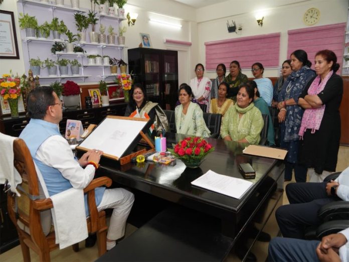 उत्तराखंड : सीएम धामी ने सचिवालय में आंगनवाड़ी कार्यकर्ताओं से मुलाकात की उत्तराखंड : सीएम धामी ने सचिवालय में आंगनवाड़ी कार्यकर्ताओं से मुलाकात की