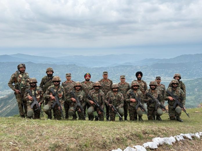 व्हाइट नाइट कोर प्रमुख ने पुंछ में आतंकवाद-रोधी अभियान की समीक्षा की