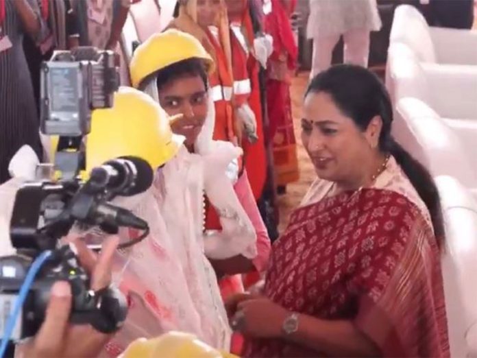 दिल्ली की सीएम रेखा गुप्ता ने धीरपुर में मजदूर दिवस कार्यक्रम में भाग लिया और श्रमिकों से की मुलाकात दिल्ली की सीएम रेखा गुप्ता ने धीरपुर में मजदूर दिवस कार्यक्रम में भाग लिया और श्रमिकों से की मुलाकात