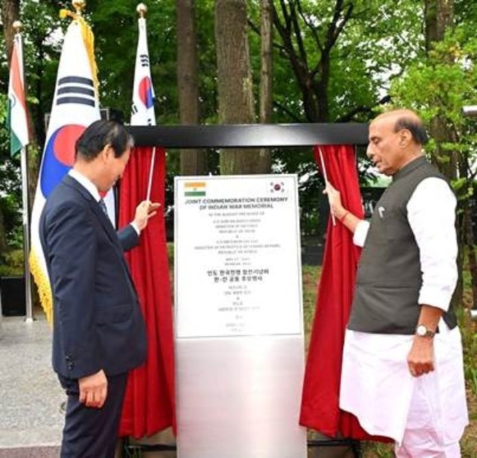 रक्षा मंत्री राजनाथ सिंह और दक्षिण कोरिया के पूर्व सैनिक मामलों के मंत्री क्वोन ओह-यूल ने सियोल में भारतीय युद्ध स्मारक का किया उद्घाटन