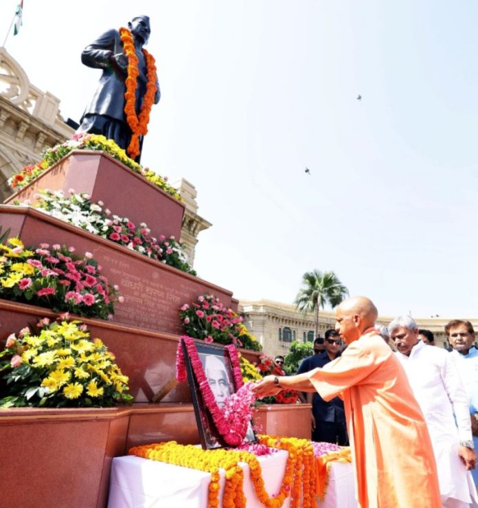 उप्र : सीएम योगी ने पूर्व पीएम चौधरी चरण सिंह की पुण्यतिथि पर उन्हें श्रद्धांजलि अर्पित की